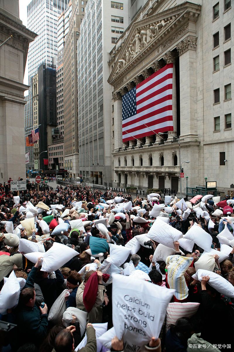 Die Herabstufung des US-Konsums verschärft sich: Verbraucher verlassen mittelständische Einzelhändler, da die Inflation ein 3-Jahres-Hoch erreicht. Die Abwärtswelle des Handels breitet sich über alle Einkommensschichten aus, wobei Discount-Einzelhändler und Value-Plattformen als größte Gewinner hervorgehen